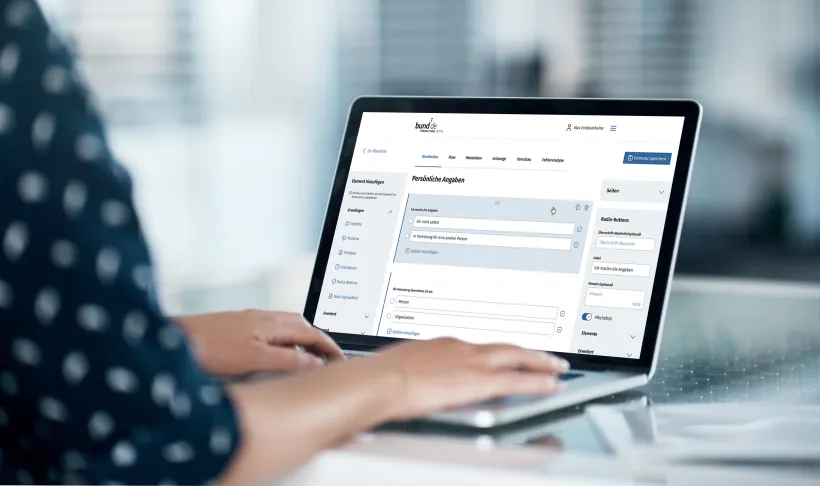 Person am Bildschirm mit Formular.iQ