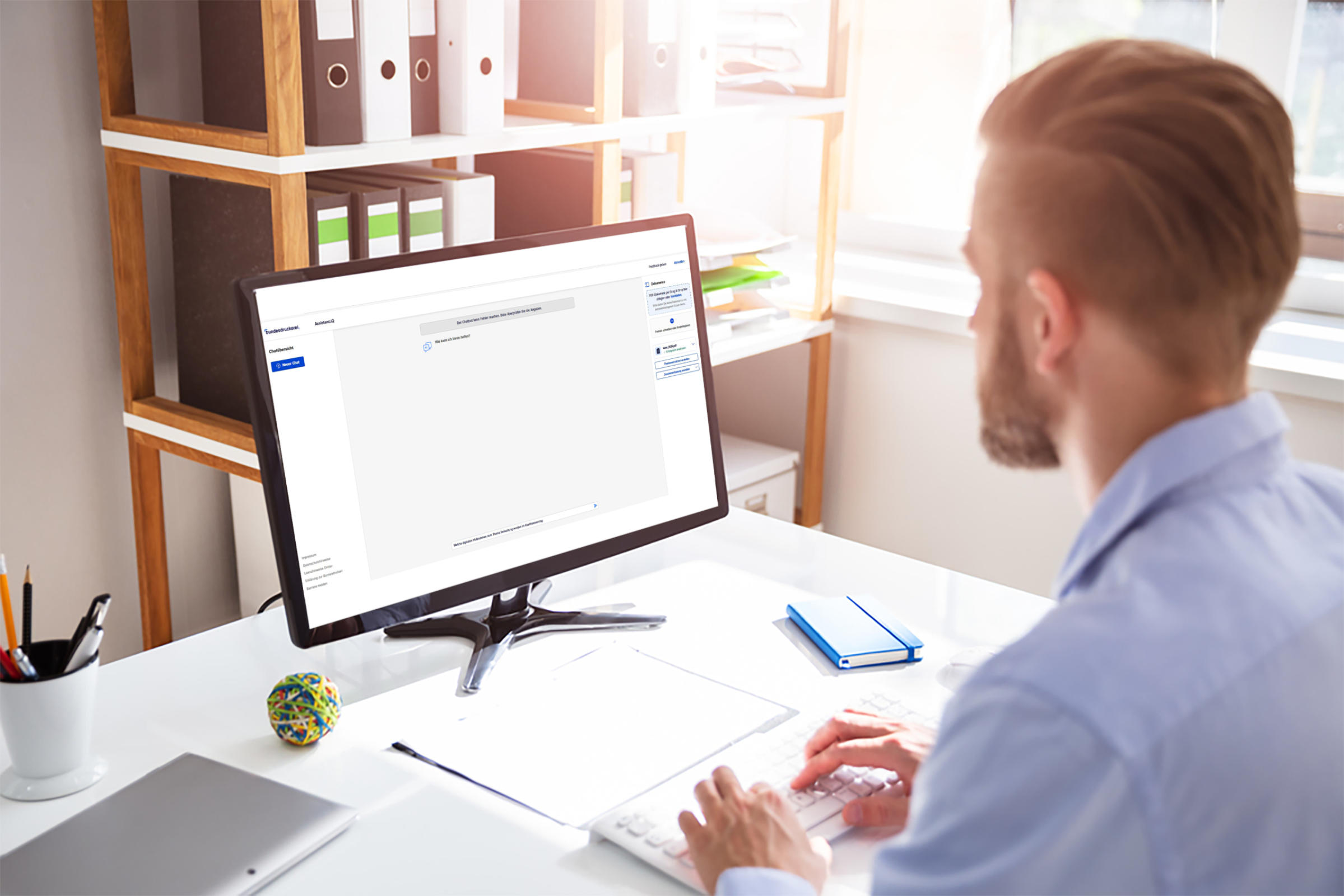 Mann am Computer arbeitet mit KI Tool für Verwaltung Assistent.IQ der Bundesdruckerei