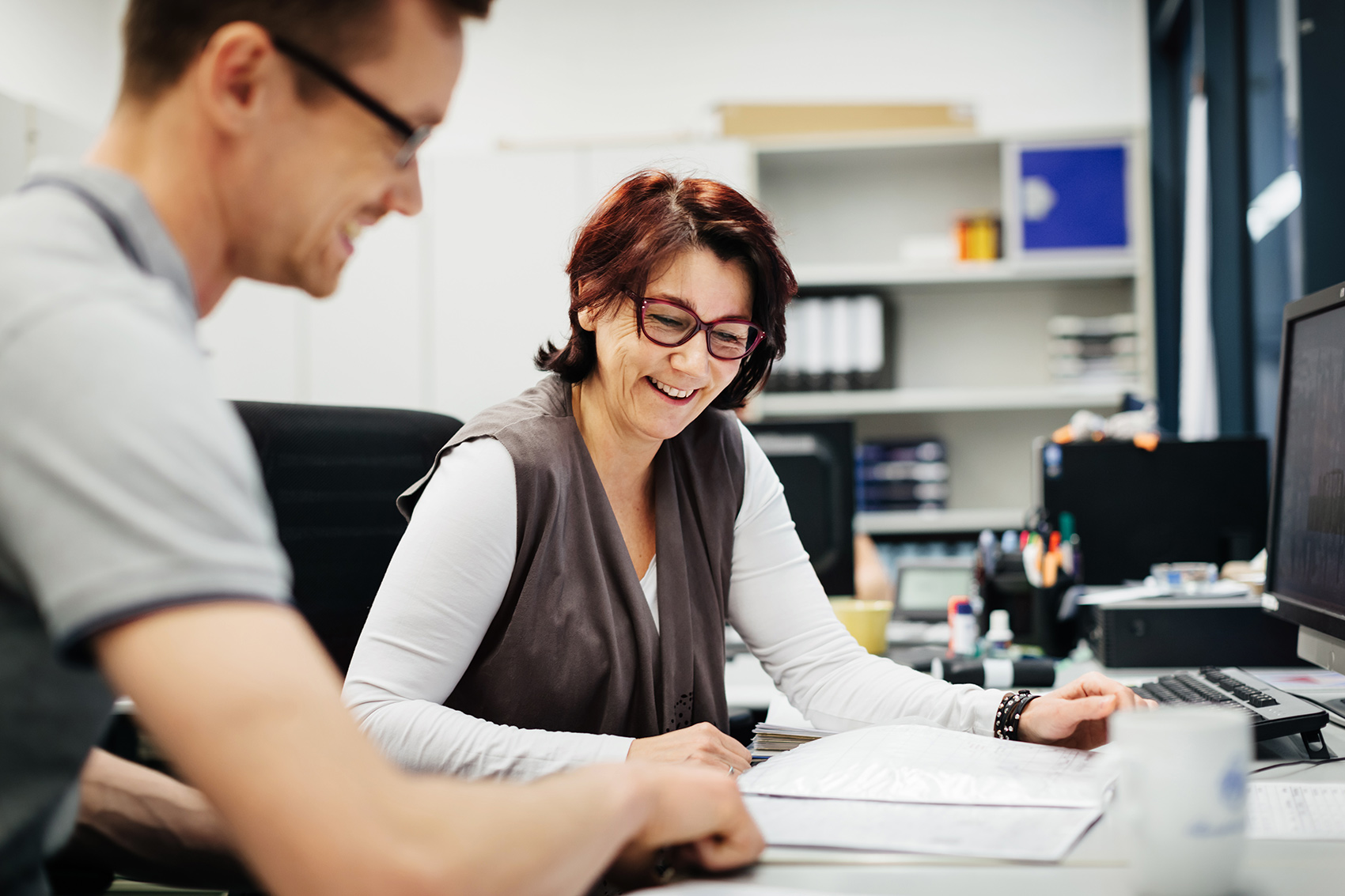 Frau und Mann sind im Büro und haben eine Besprechung