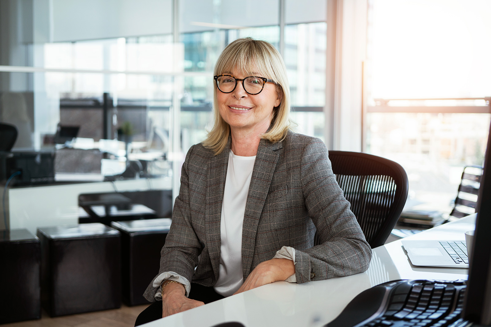 Eine Frau schaut direkt in die Kamera.