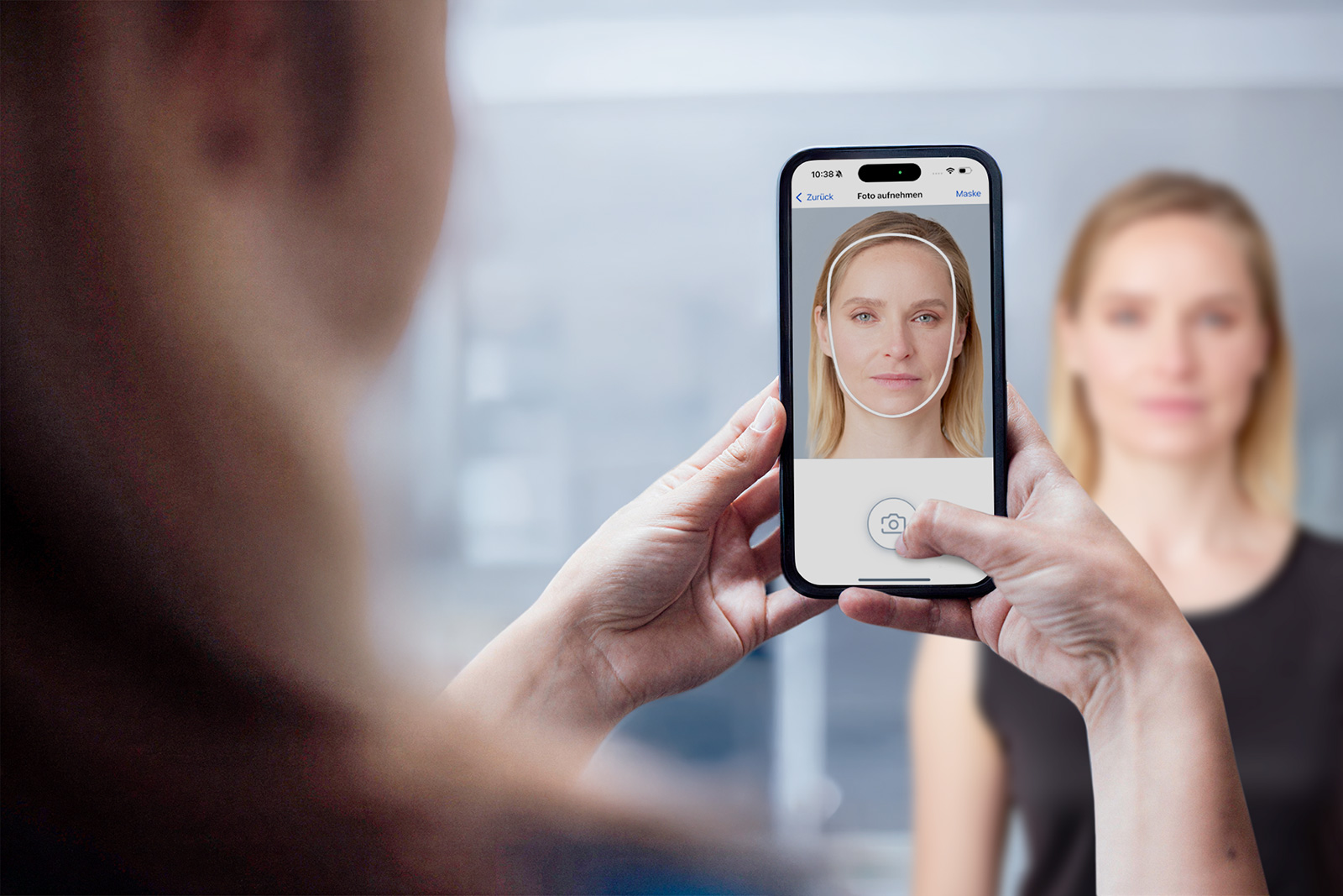 Eine Frau wird mit einem Smartphone fotografiert.