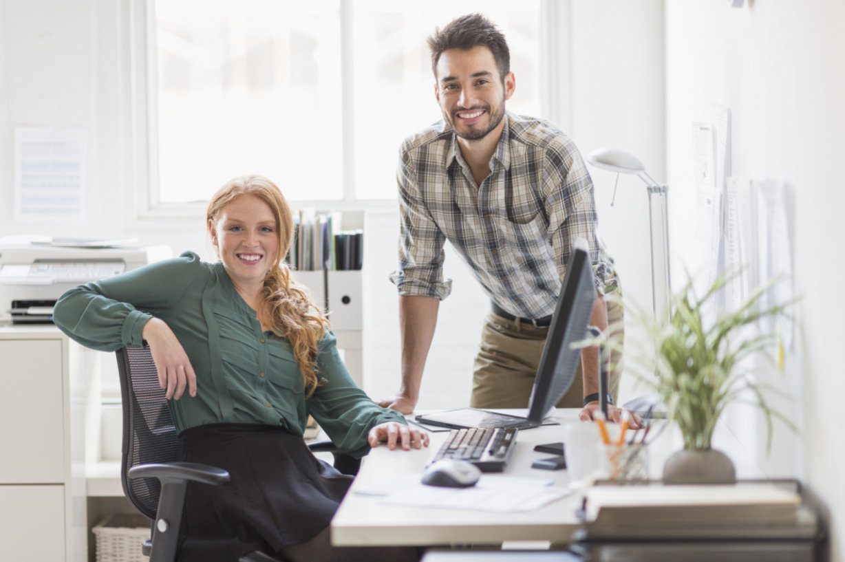 Frau Mann am Tisch im Büro