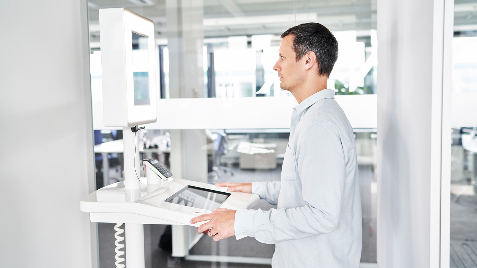 A man is standing in front of a piece of equipment from Maurer.
