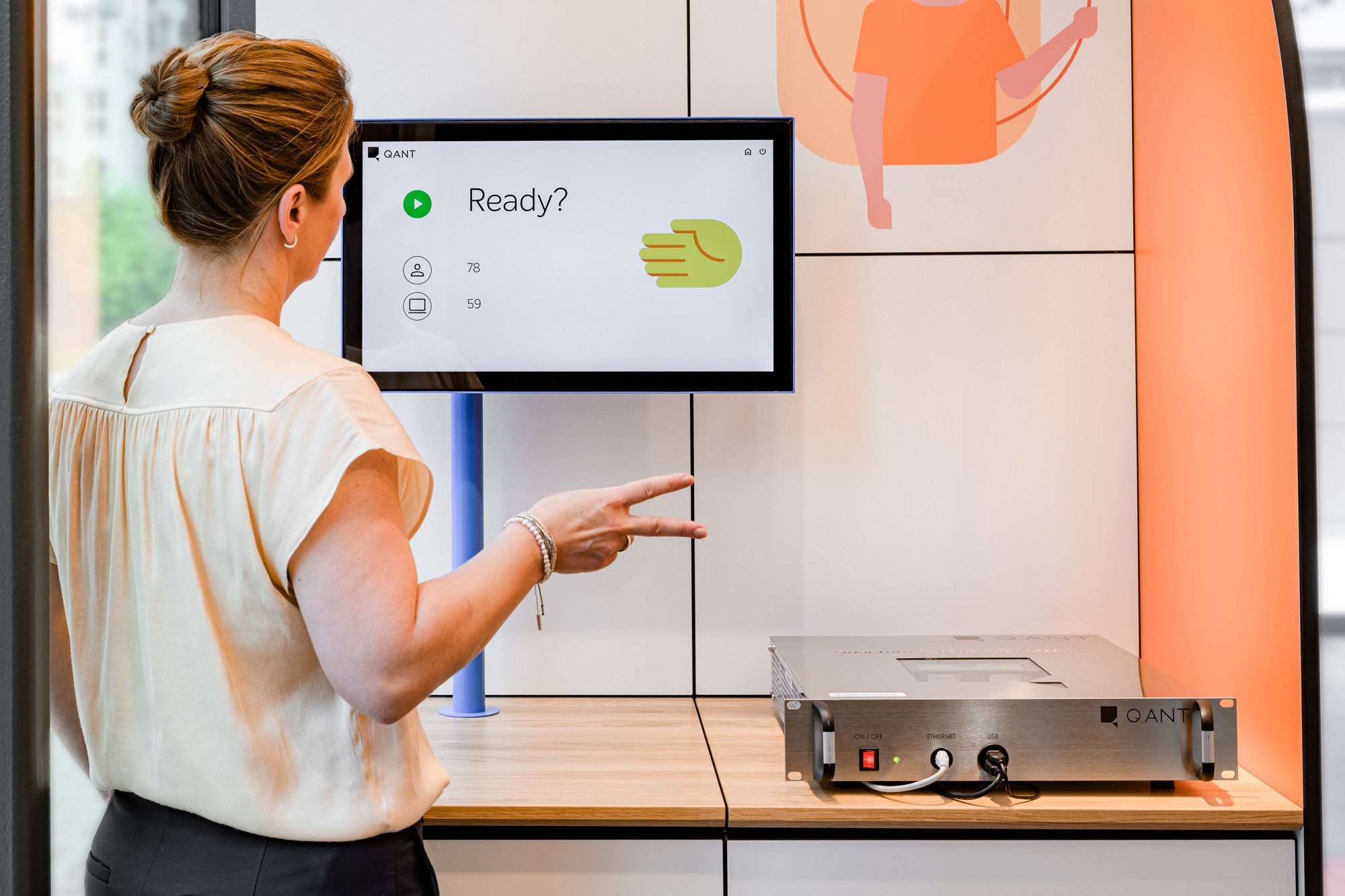 The picture shows a quantum computer in the show pavilion. The picture shows a quantum computer in the show pavilion.