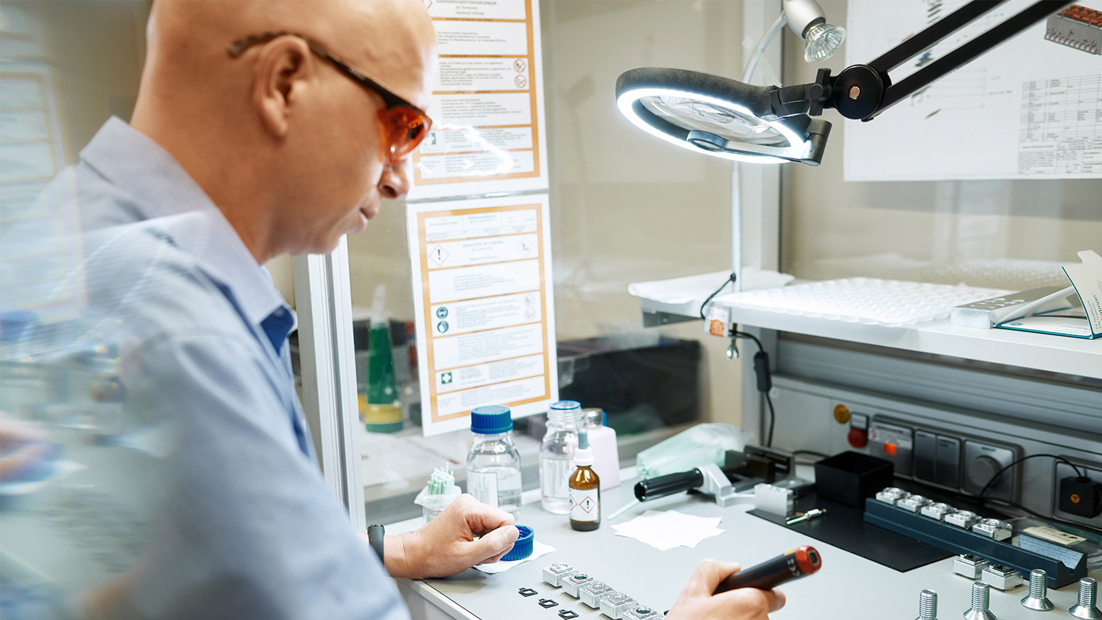View of an employee at Maurer Hannover