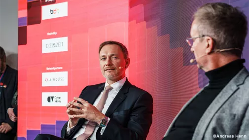 Foto von Bundesfinanzminister Christian Lindner und Jochen Wegner, Chefredakteur bei Zeit Online, die sich beim Zeit Talk zum Thema "Europäische Souveränität und politische Institutionen im Zeitalter von KI" am 18. Januar 2024 im AI House in Davos auf dem Podium unterhalten.