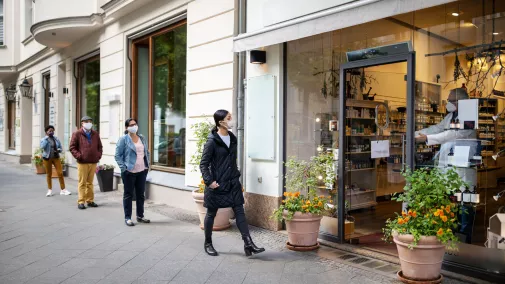 Personen warten vor der Apotheke 