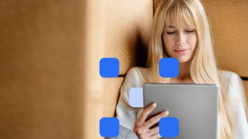 Frau sitzend auf Couch am Tablet