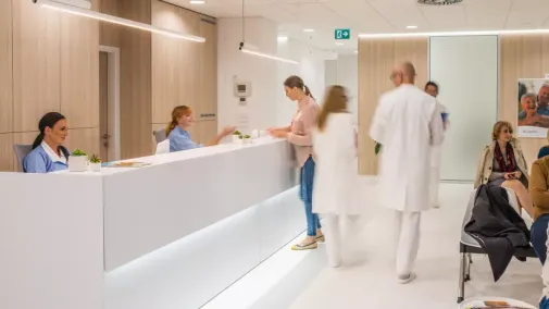 Empfangsbereich im Krankenhaus für Patientenanmeldung