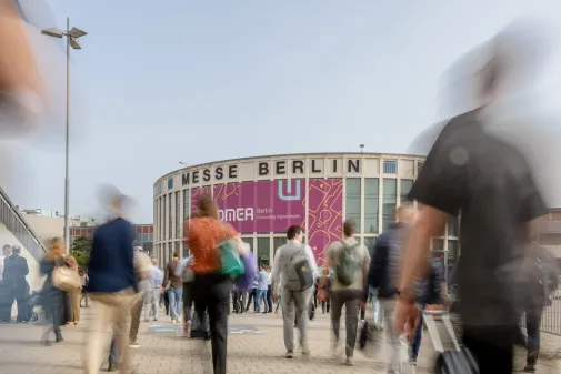 Abbildung des Eingangsbereichs DMEA Messe 2025