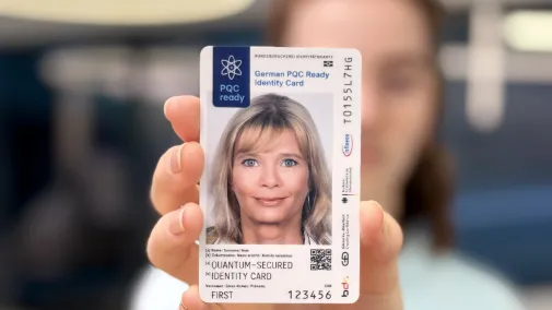 Frau demonstriert quantensicheren Ausweis 