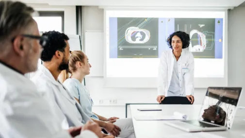 Ärzte Frau und Mann im Meeting sitzend am Tisch in Klinik