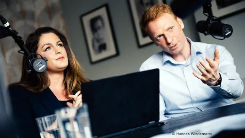 Alev Demircioglu und Dr. Maxim Schnjakin Foto von Alev Demircioglu und Dr. Maxim Schnjakin von der Bundesdruckerei, das bei einem Podcast-Gespräch aufgenommen wurde