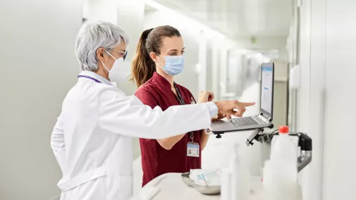 Arzt und Schwester besprechen am Notebook die Planung im Krankenhaus Arzt und Schwester besprechen am Notebook die Planung im Krankenhaus