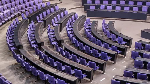Blick in den leeren Plenarsaal der deutschen Bundesregierung