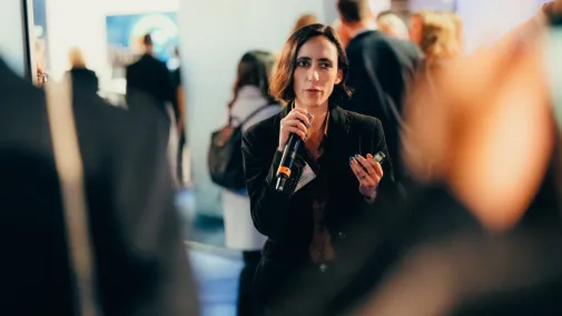 Ansicht von Camilla Dalerci bei ihrem Vortrag über das neue Evaluierungsframework des KI-Kompetenz-Center.
