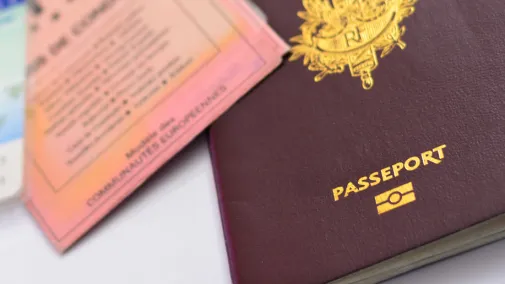 Eine Detailansicht vom Personalausweis und Reisepass.