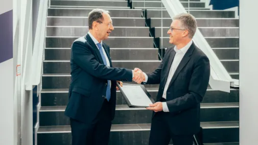Frank Leidenberger, CEO der BWI und Dr. Stefan Hofschen, Vorsitzender der Geschäftsführung der Bundesdruckerei Gruppe GmbH nach der Unterzeichnung des Kooperationsvertrags im Mai 2025.