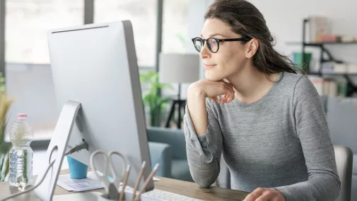 Frau Brille Computer Arbeitsplatz