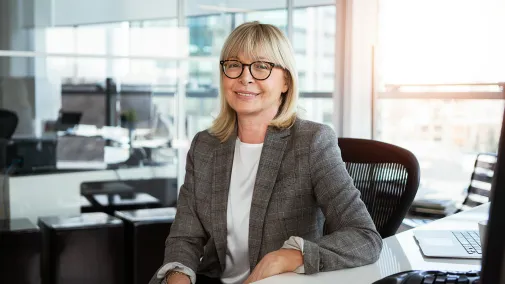 Eine Frau schaut direkt in die Kamera.