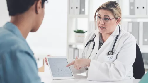 Frau Ärztin mit Patient Gespräch in der Praxis Frau Ärztin mit Patient Gespräch in der Praxis