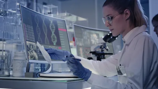 Frau am Computer am Tisch im Labor