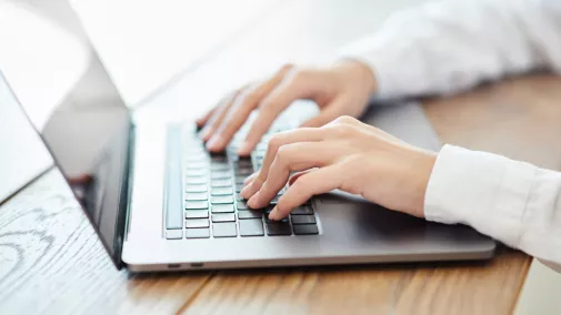 Frauenhände am Notebook Nahaufnahme Frauenhände am Notebook Nahaufnahme