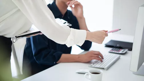 Compliance Frau und Mann am Arbeitsplatz