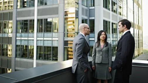 Businessgespräch auf dem Balkon vom Bürogebäude