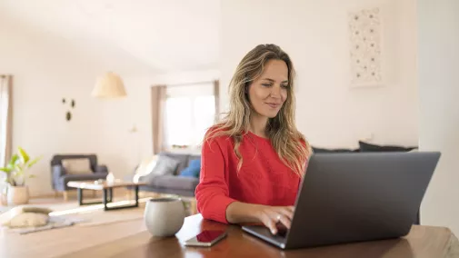 Frau Notebook arbeitet zu Hause Frau Notebook arbeitet zu Hause
