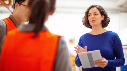 Arbeitssicherheit Frau in der Produktion Arbeitssicherheit
