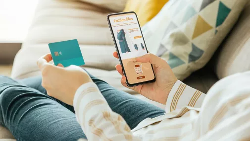 Online-Shopping Frau zuhause auf dem Sofa beim Online-Shopping