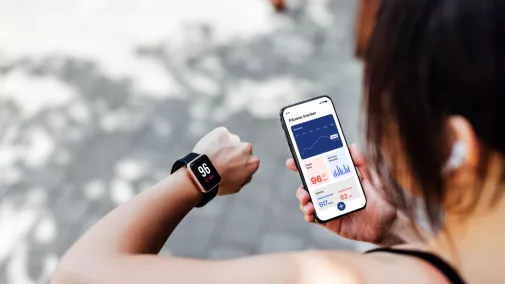 Frau mit Smartphone Fitnessapp draussen Frau mit Smartphone Fitnessapp draussen