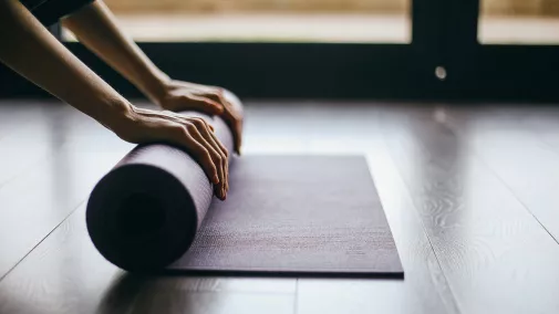 Frau beim Yoga machen