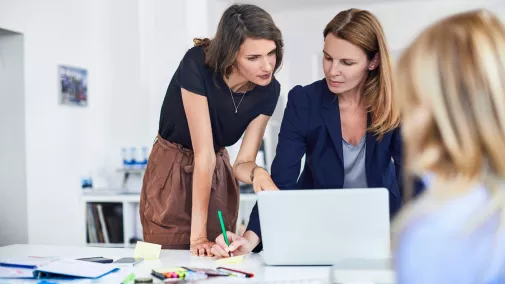 Besprechung im Büro mit drei Frauen die am Laptop arbeiten. Besprechung im Büro mit drei Frauen die am Laptop arbeiten.