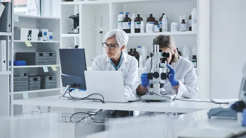 Eine Abbildung von zwei Labormitarbeiterinnen beim Arbeiten.