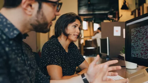 Mann und Frau programmieren am Computer