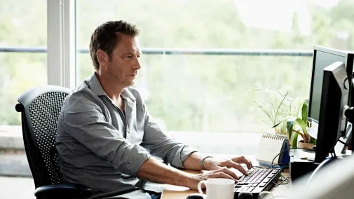 Mann arbeitet am PC Ein Mann arbeitet am PC