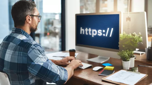 Mann sitzt am Computer zu Hause Mann sitzt am Computer zu Hause