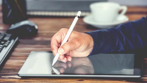 Mann Hand am Tablet mit Stift Mann Hand am Tablet mit Stift