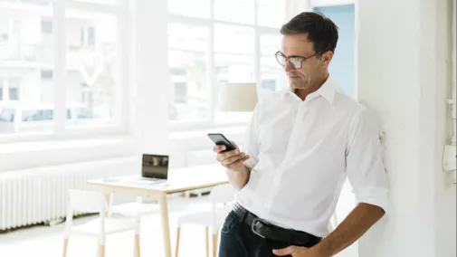 Mann Smartphone steht Büro Mann Smartphone steht Büro