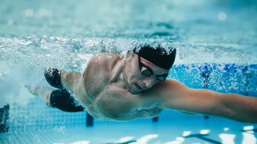 Mann beim Schwimmen