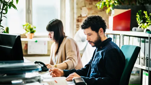 Mann und sitzen Frau am Computer im Büro Mann und sitzen Frau am Computer im Büro