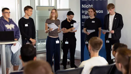 Die Auszubildenden stellen sich in einer Vorstellungsrunde vor.