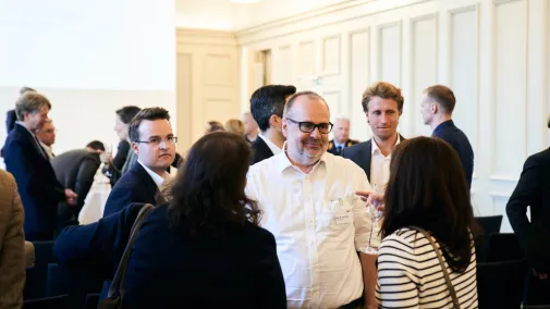 Gäste des parlamentarischen Abends der Bundesdruckerei nach der Diskussion. 