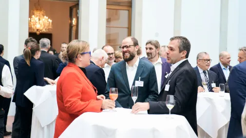 Gespräche nach der Diskussionsrunde beim Parlamentarischen Abend der Bundesdruckerei.