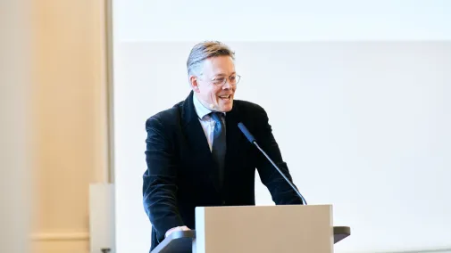 Bundestagsabgeordneter Konstantin von Notz hält das Grußwort zum parlamentarischen Abend der Bundesdruckerei.