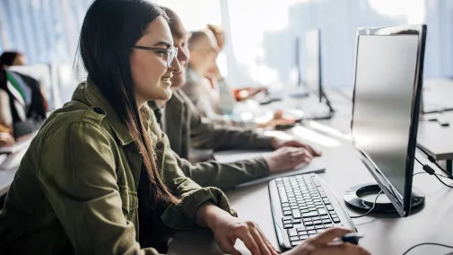 Personen arbeiten am Computer.