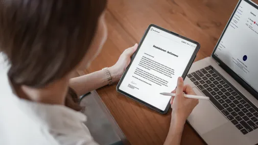 Frau mit Tablet und Notebook