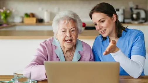 Senioring und Pflegerin am Computer Senioring und Pflegerin am Computer